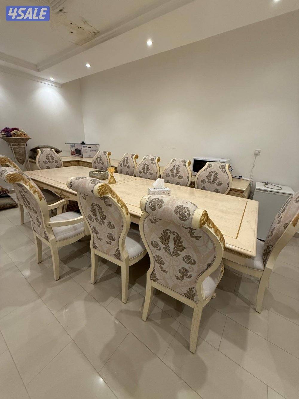 طاولة مع 12 كرسي و كباد و بوفيه بحالة ممتازه1
