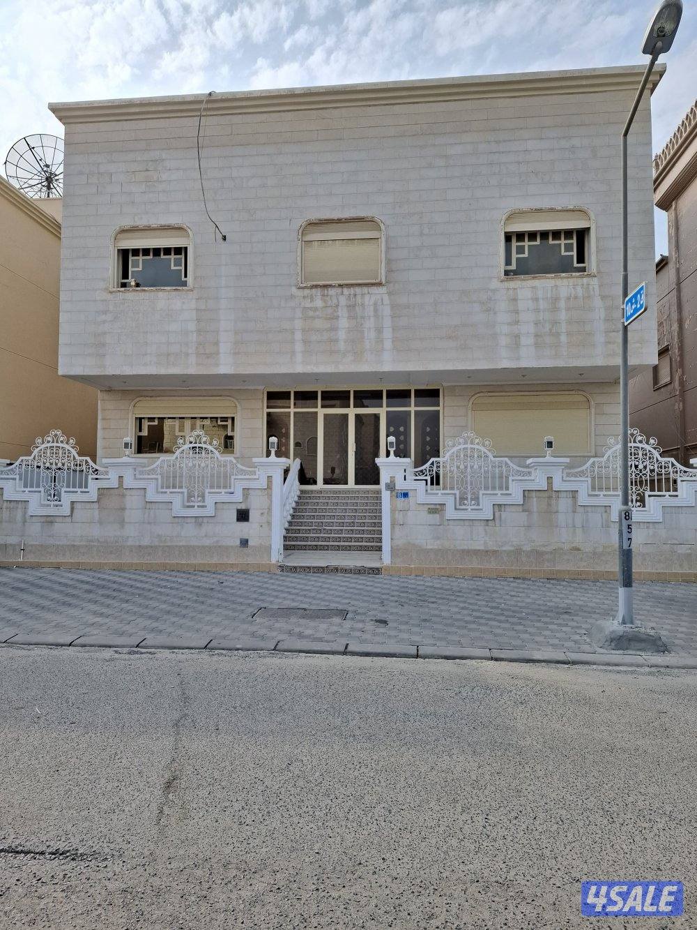 للبيع فيلا في العدان1