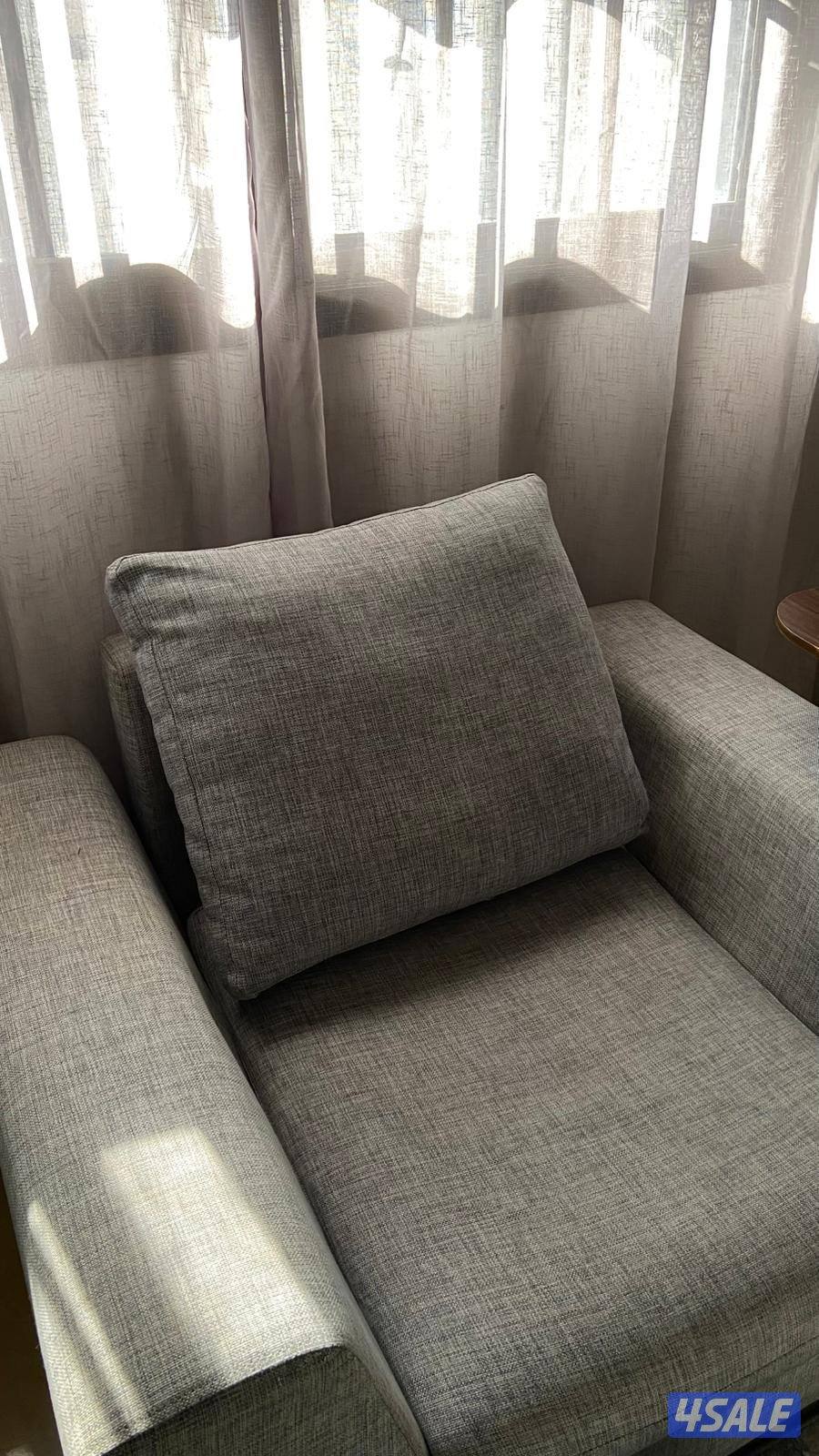 كرسي مفرد وطاولات1