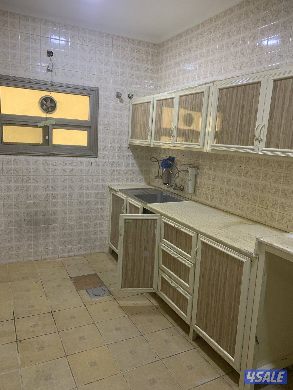 شقه مكونه من 3 غرف وحده ماستر + غرفه عامل5