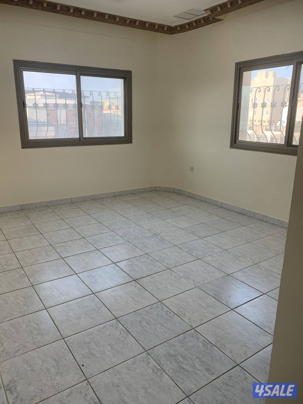 شقه مكونه من 3 غرف وحده ماستر + غرفه عامل1