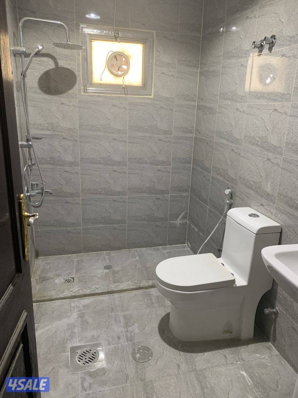 شقه مكونه من 3 غرف وحده ماستر + غرفه عامل2