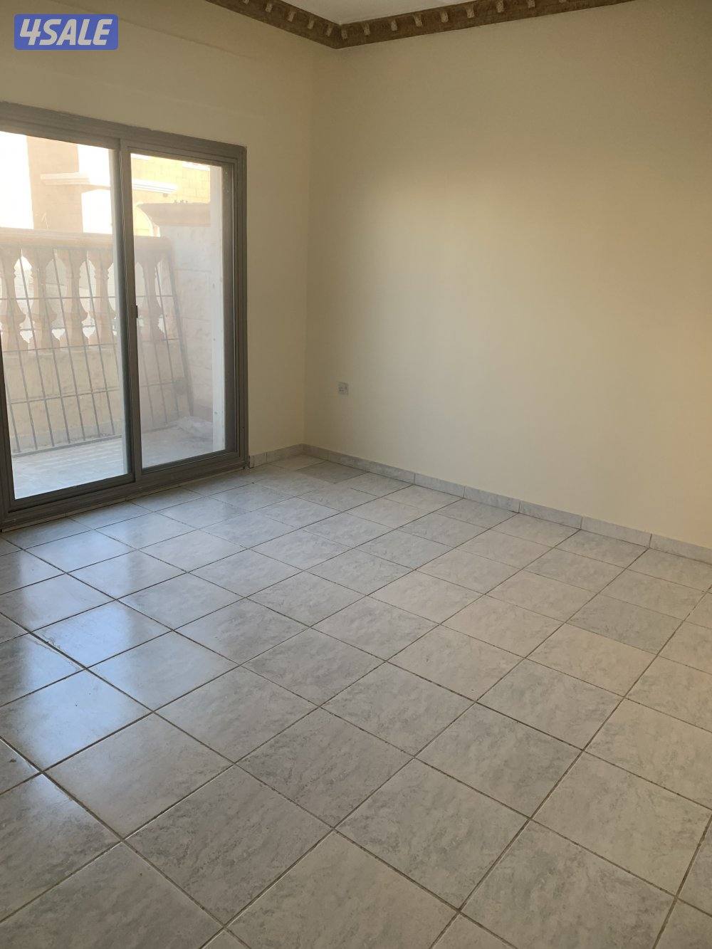 شقه مكونه من 3 غرف وحده ماستر + غرفه عامل4