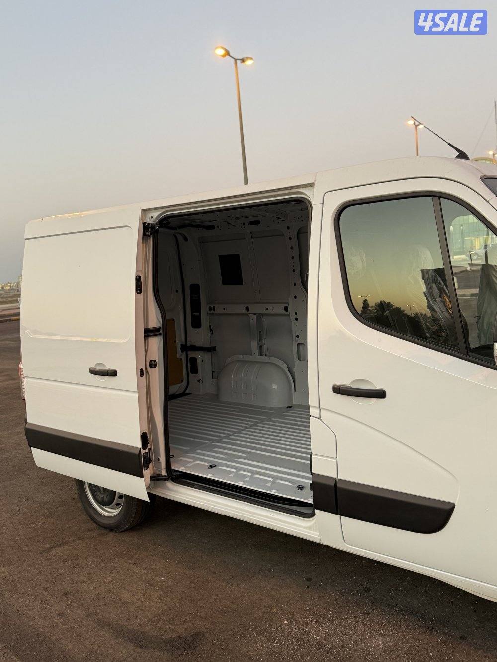 للبيع باصات بوكس مقفل / النوع فورد ترانزيت موديل2023 / رينو ماستر 20/1