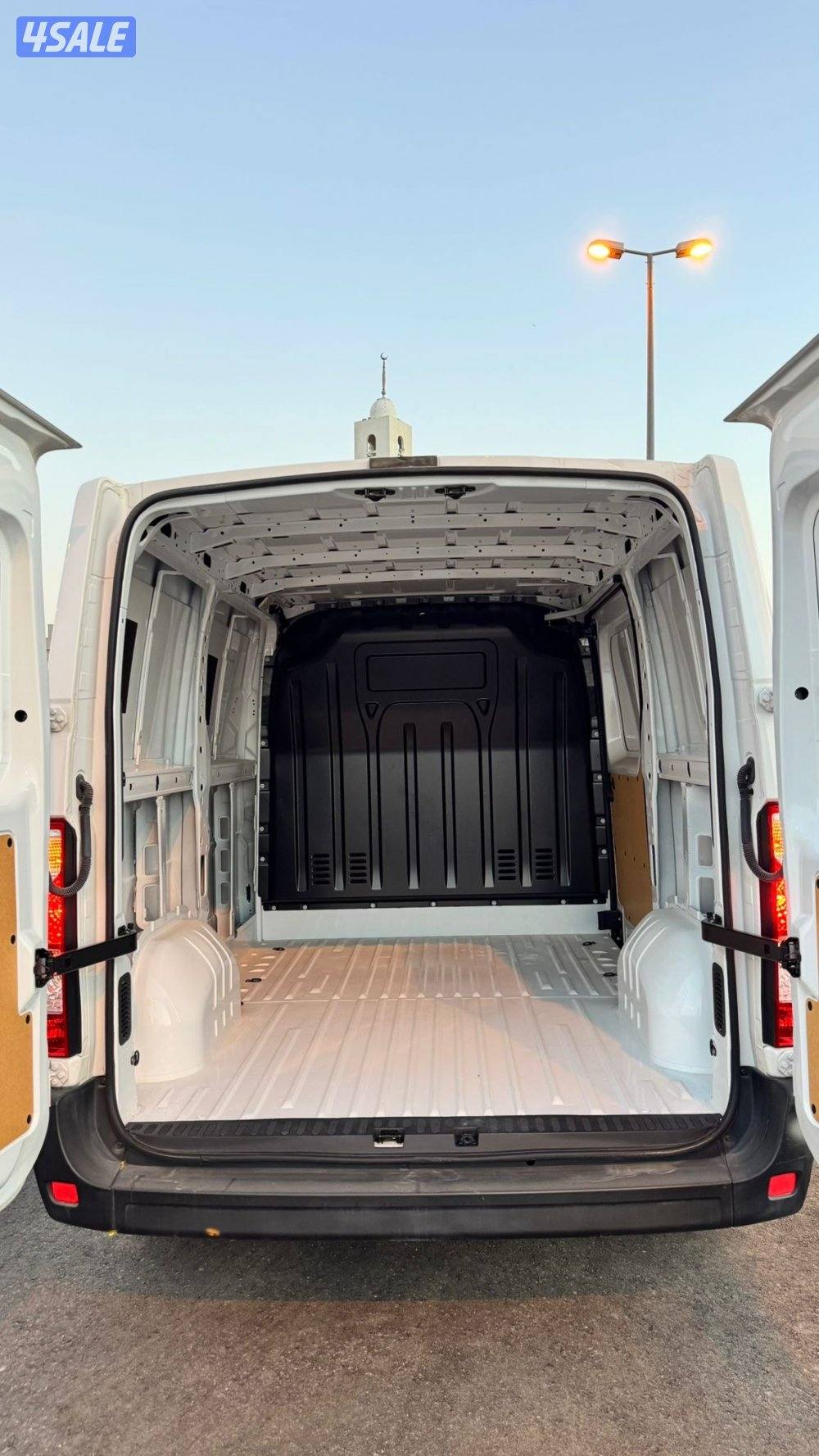 للبيع باصات بوكس مقفل / النوع فورد ترانزيت موديل2023 / رينو ماستر 20/4