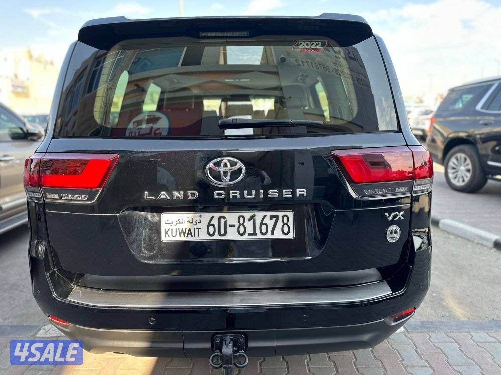 لاندكروزر VX2022 ماشي 65 الف كم صبغ الوكالة ماعدا قطعة مدقر خلفي يمين4