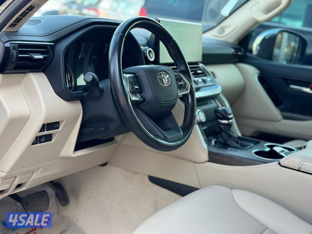 لاندكروزر VX2022 ماشي 65 الف كم صبغ الوكالة ماعدا قطعة مدقر خلفي يمين8