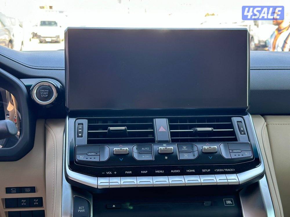 لاندكروزر VX2022 ماشي 65 الف كم صبغ الوكالة ماعدا قطعة مدقر خلفي يمين9