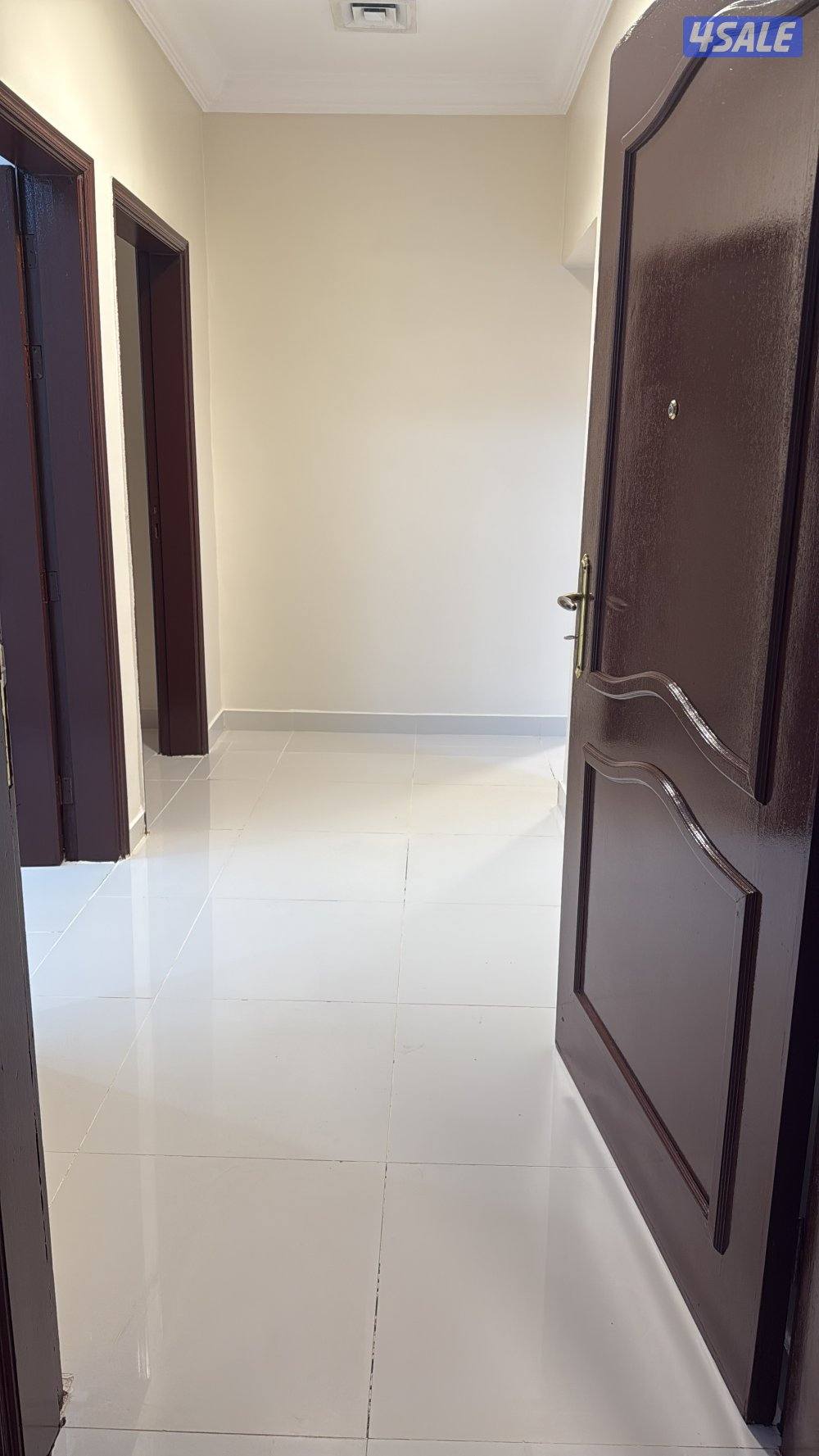 شقه للإيجار أربع غرف وصالة وثلاث حمامات بالدور الأول0