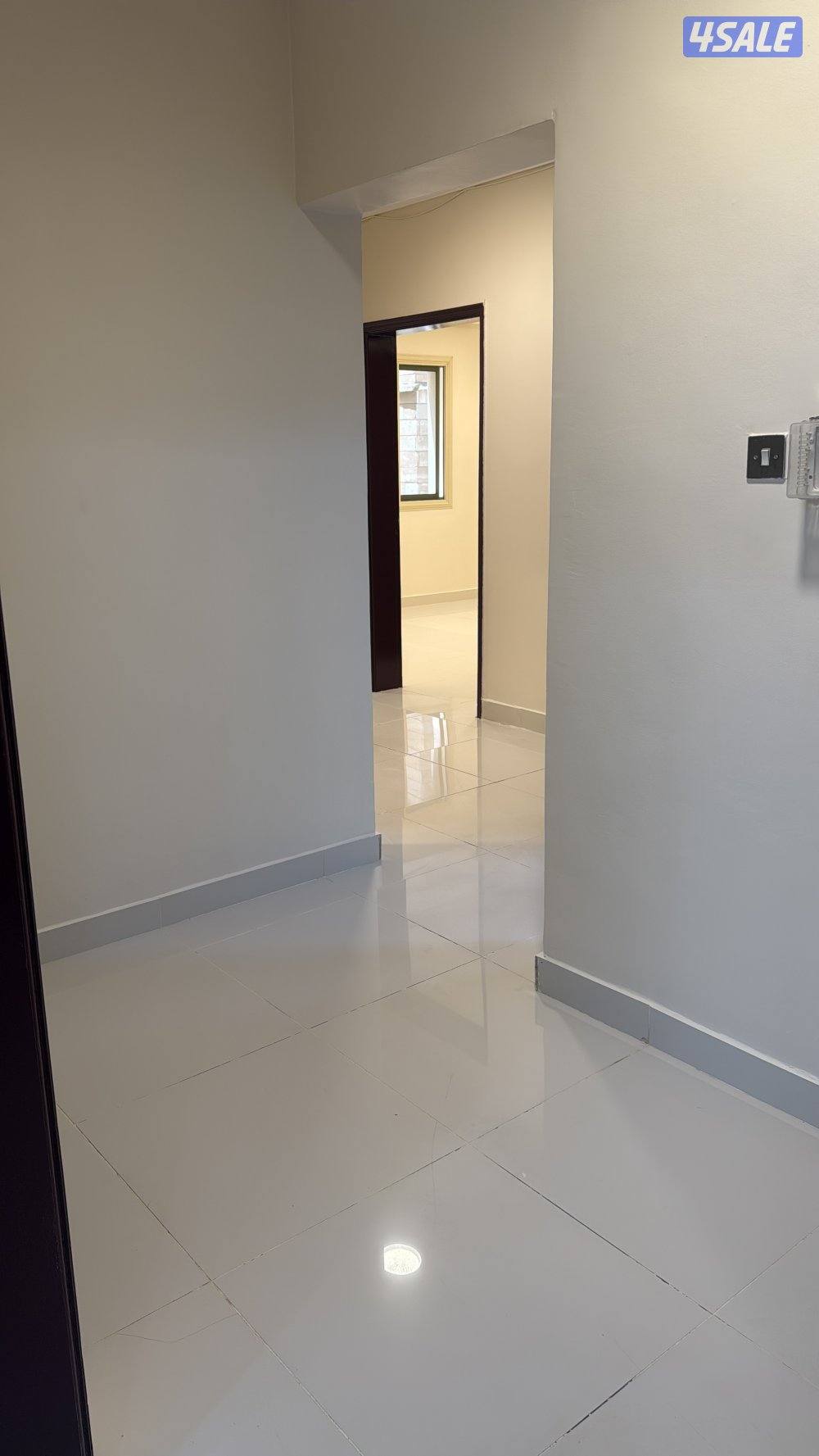 شقه للإيجار أربع غرف وصالة وثلاث حمامات بالدور الأول1