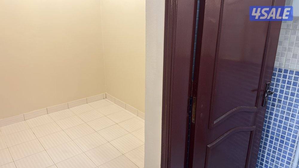 شقه للإيجار أربع غرف وصالة وثلاث حمامات بالدور الأول2