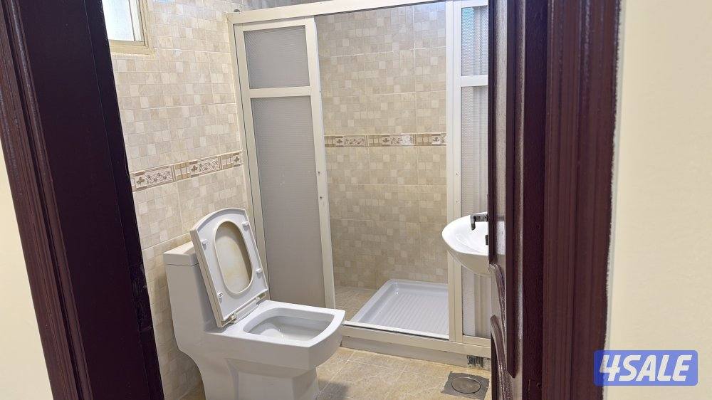 شقه للإيجار أربع غرف وصالة وثلاث حمامات بالدور الأول3