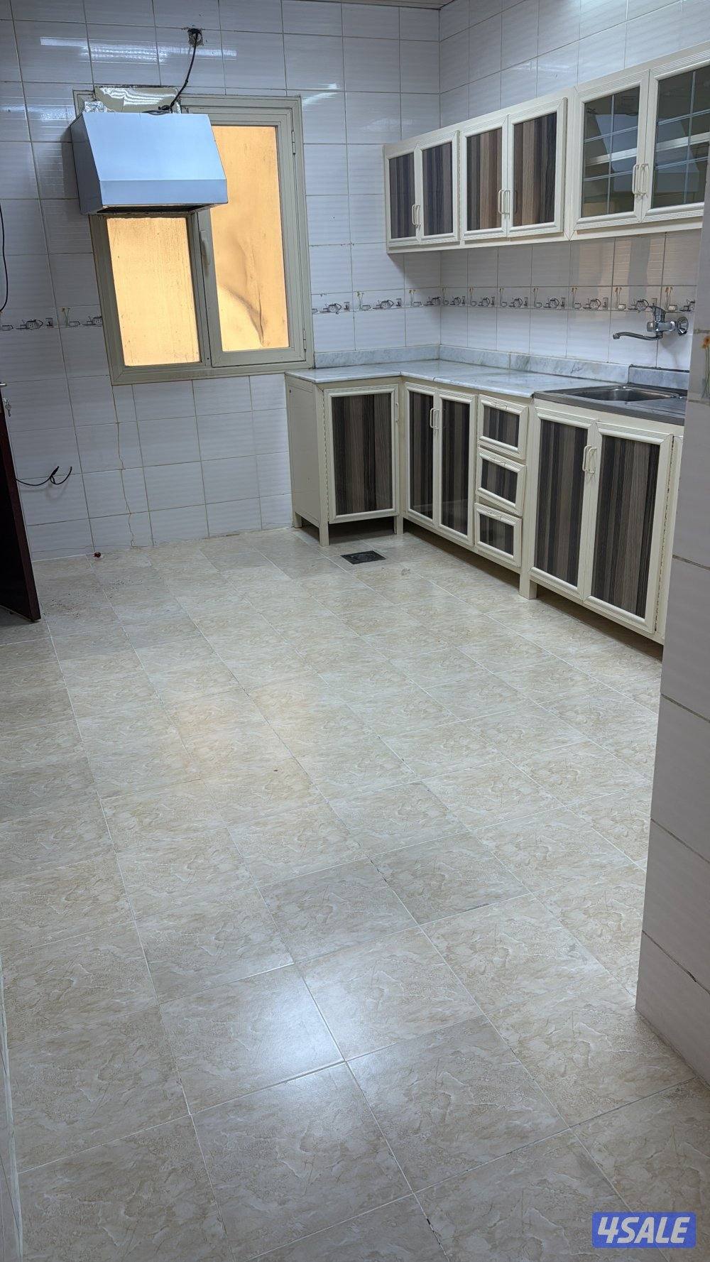 شقه للإيجار أربع غرف وصالة وثلاث حمامات بالدور الأول4