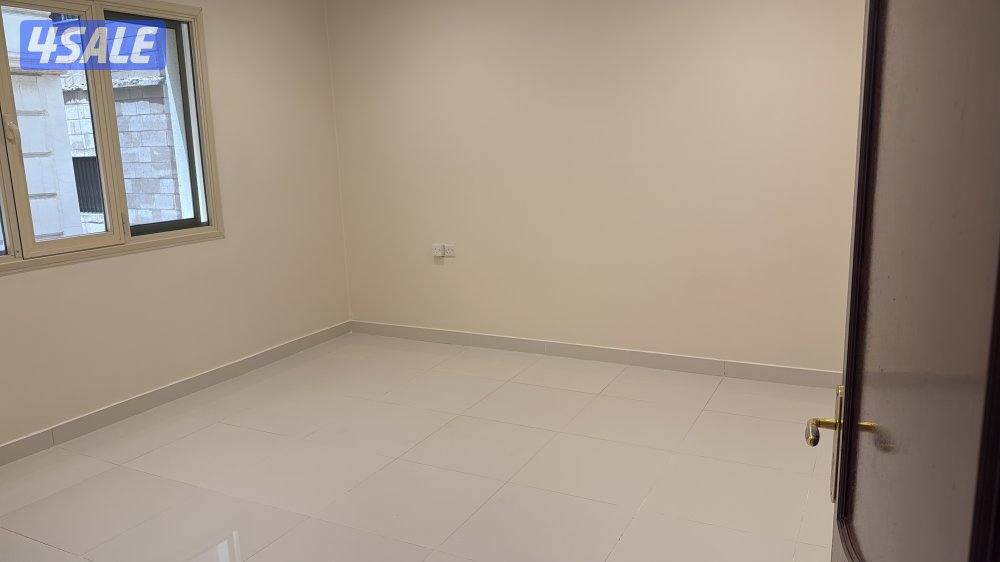 شقه للإيجار أربع غرف وصالة وثلاث حمامات بالدور الأول5