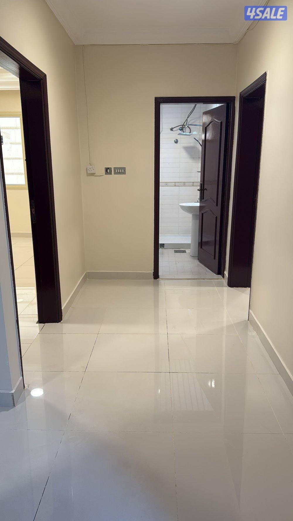 شقه للإيجار أربع غرف وصالة وثلاث حمامات بالدور الأول7