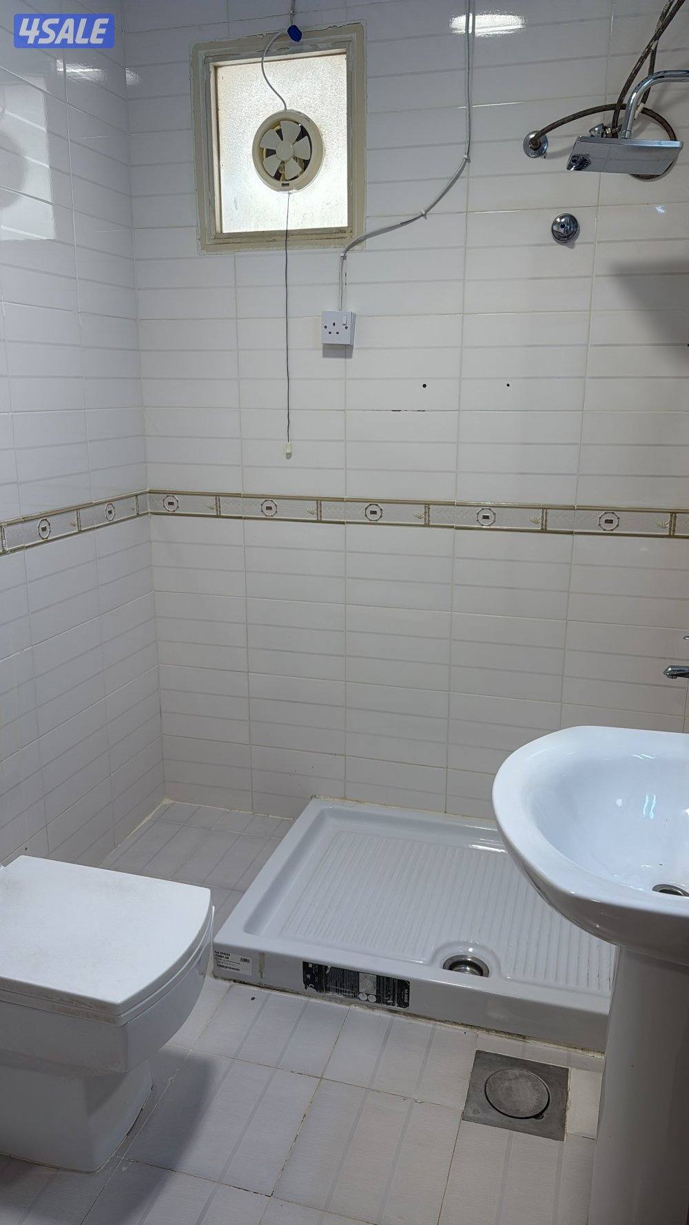 شقه للإيجار أربع غرف وصالة وثلاث حمامات بالدور الأول10