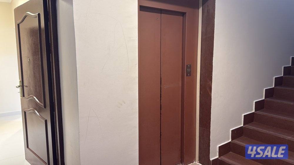 شقه للإيجار أربع غرف وصالة وثلاث حمامات بالدور الأول12
