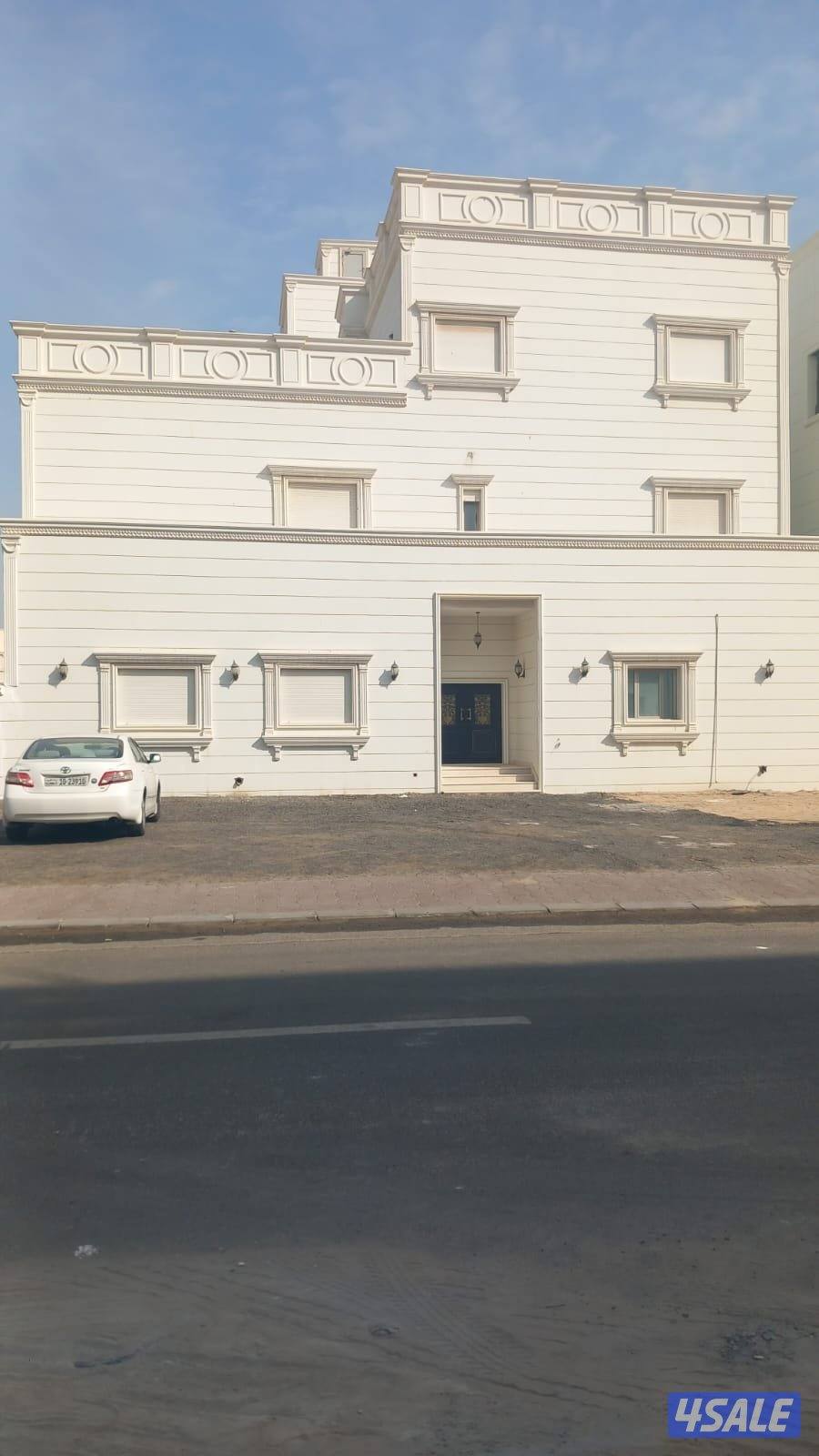 للبيع قسيمه بصباح الاحمد دورين ونصف زاويه ديوانيه ومقلط تشطيب ديلوكس2