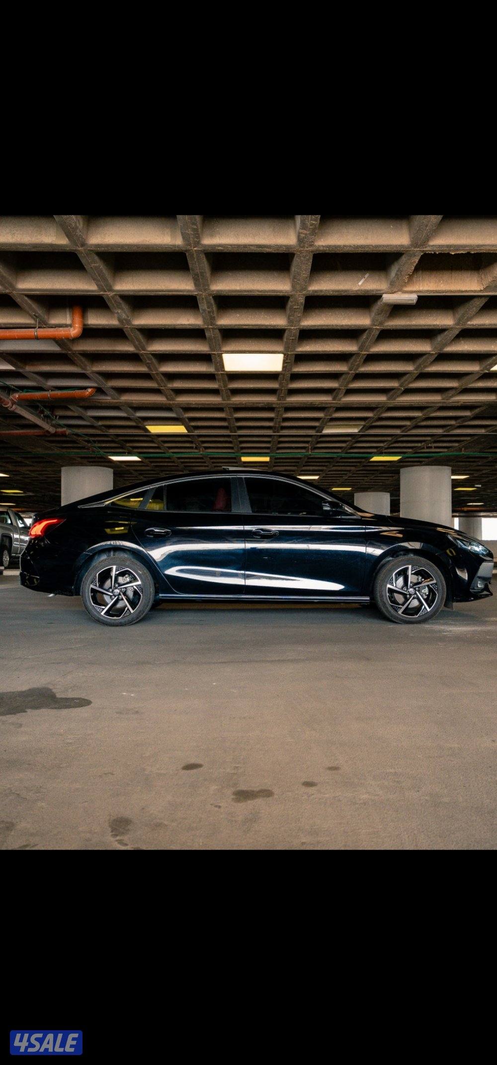 ام جي GT موديل 2025 اللون اسود من الداخل اسود بأحمر9