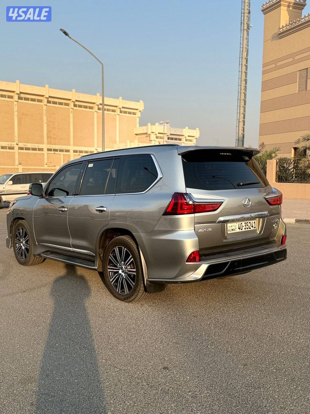 لكزس LX570 الساير 2018 سبورت بحاله الوكاله عداد 137 الف2