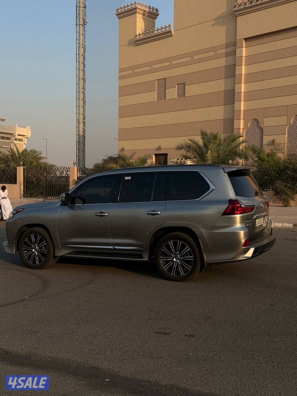 لكزس LX570 الساير 2018 سبورت بحاله الوكاله عداد 137 الف4