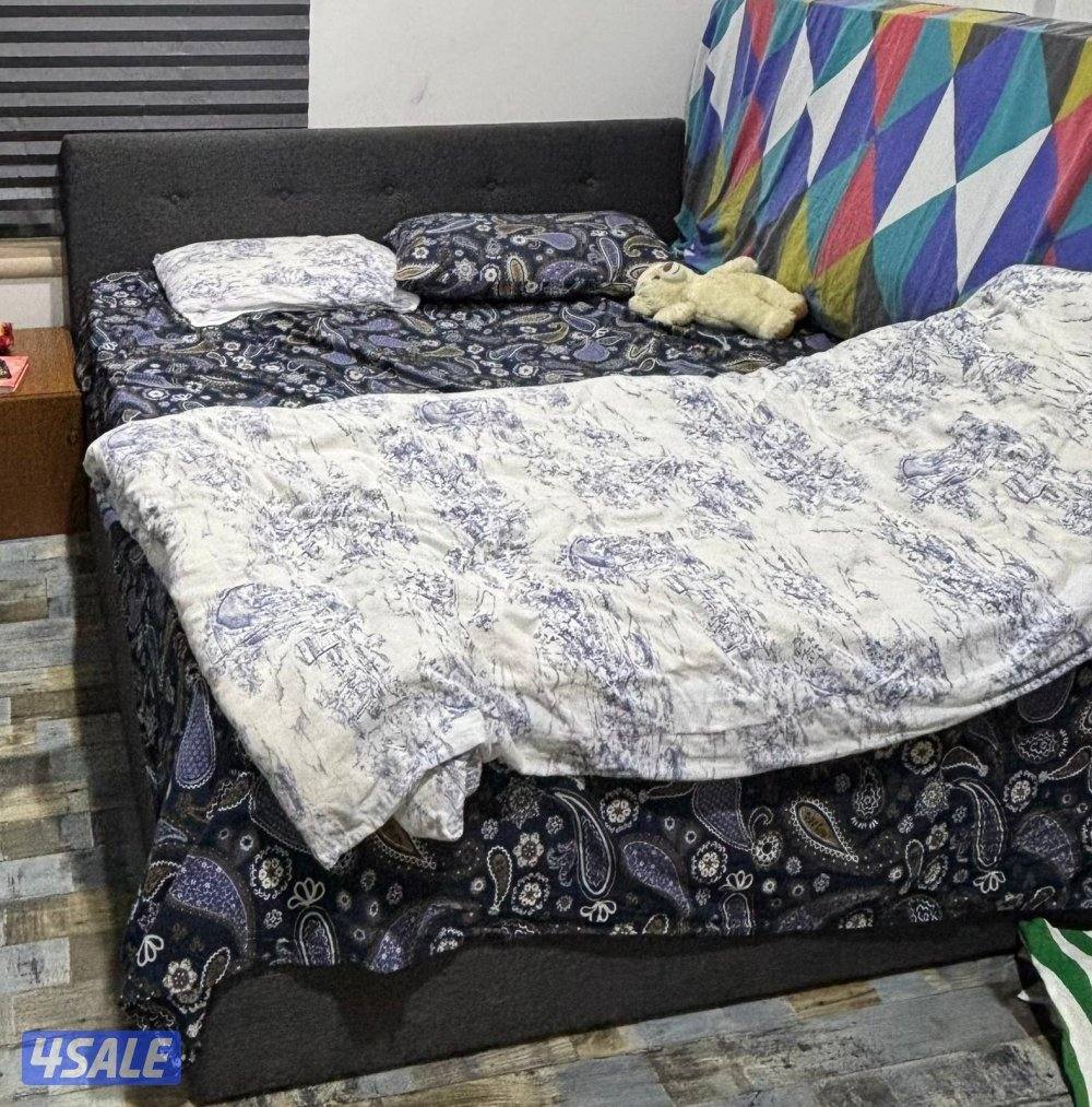 king size bed with storage and matrress0