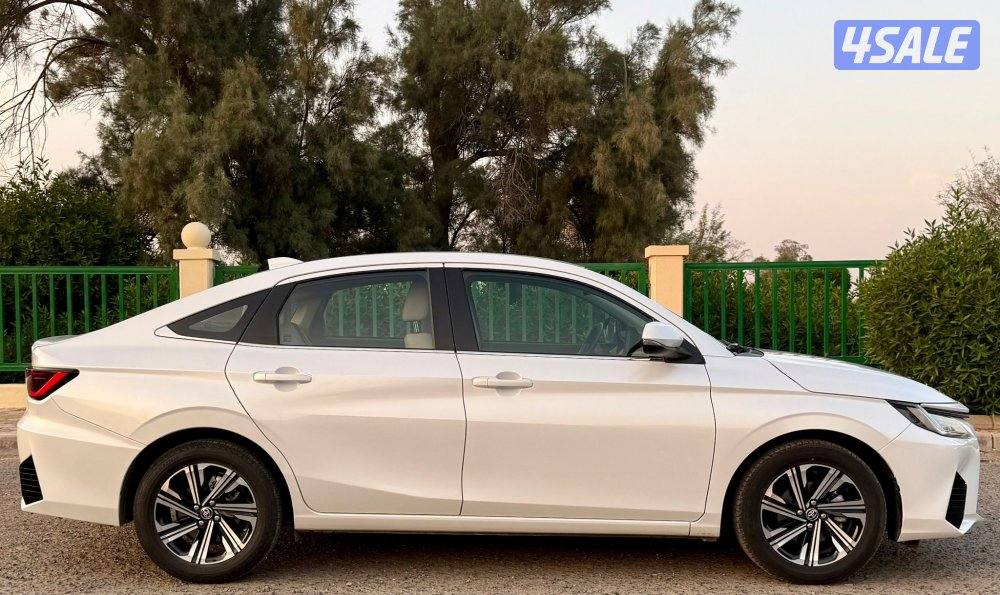 Yaris 2023 full option  touch start eng 1500 cc 3 piece painted0