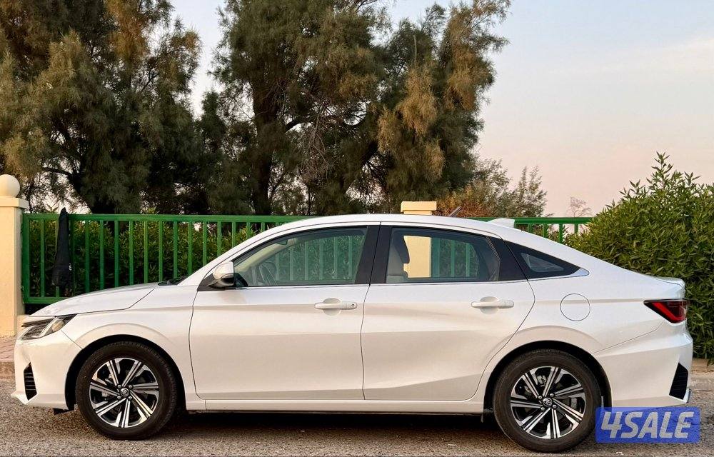 Yaris 2023 full option  touch start eng 1500 cc 3 piece painted7