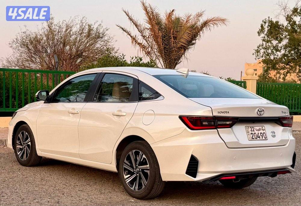 Yaris 2023 full option  touch start eng 1500 cc 3 piece painted6