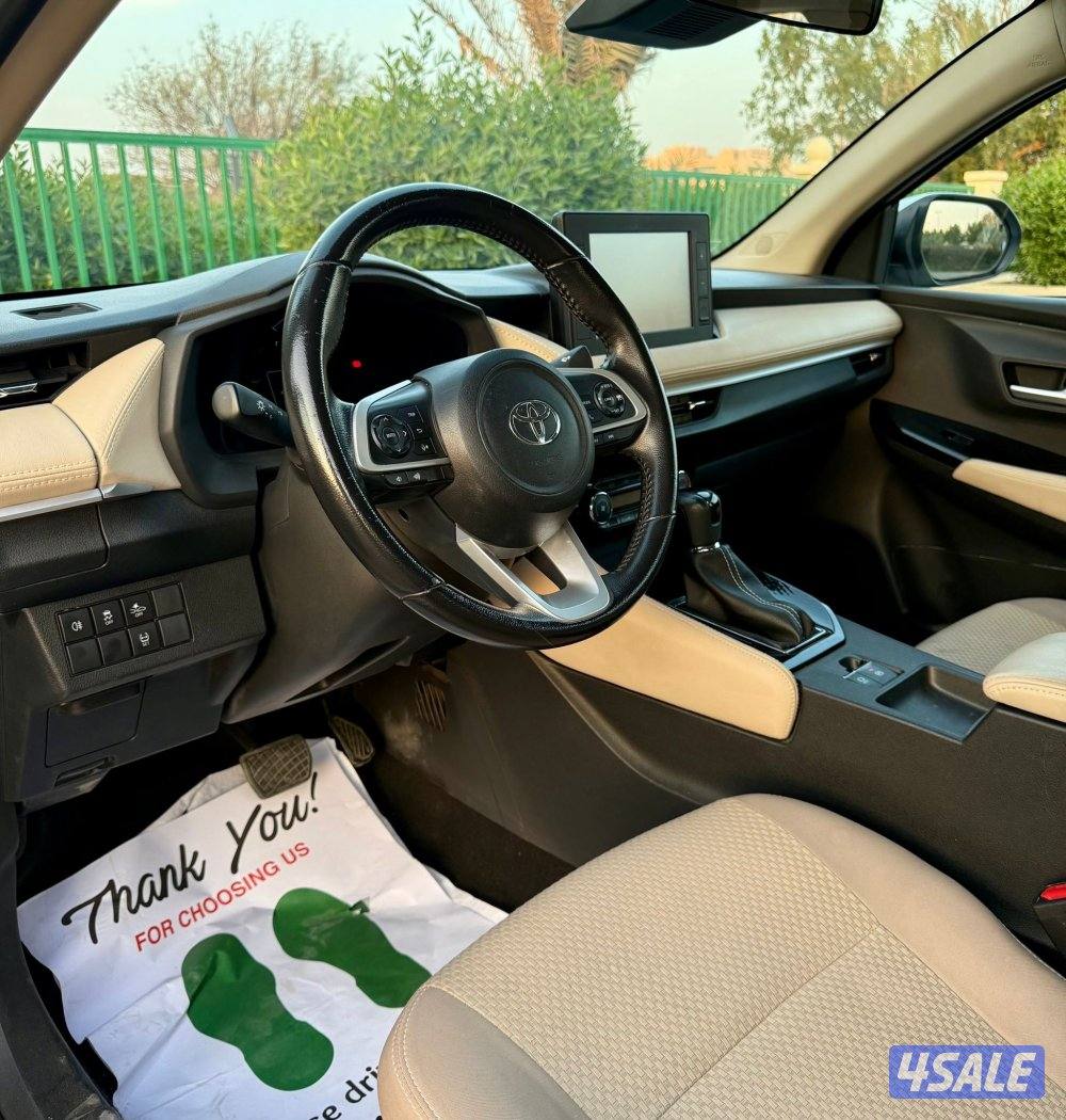 Yaris 2023 full option  touch start eng 1500 cc 3 piece painted8