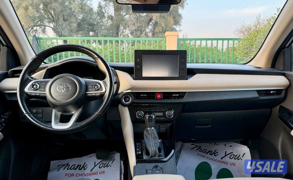 Yaris 2023 full option  touch start eng 1500 cc 3 piece painted9