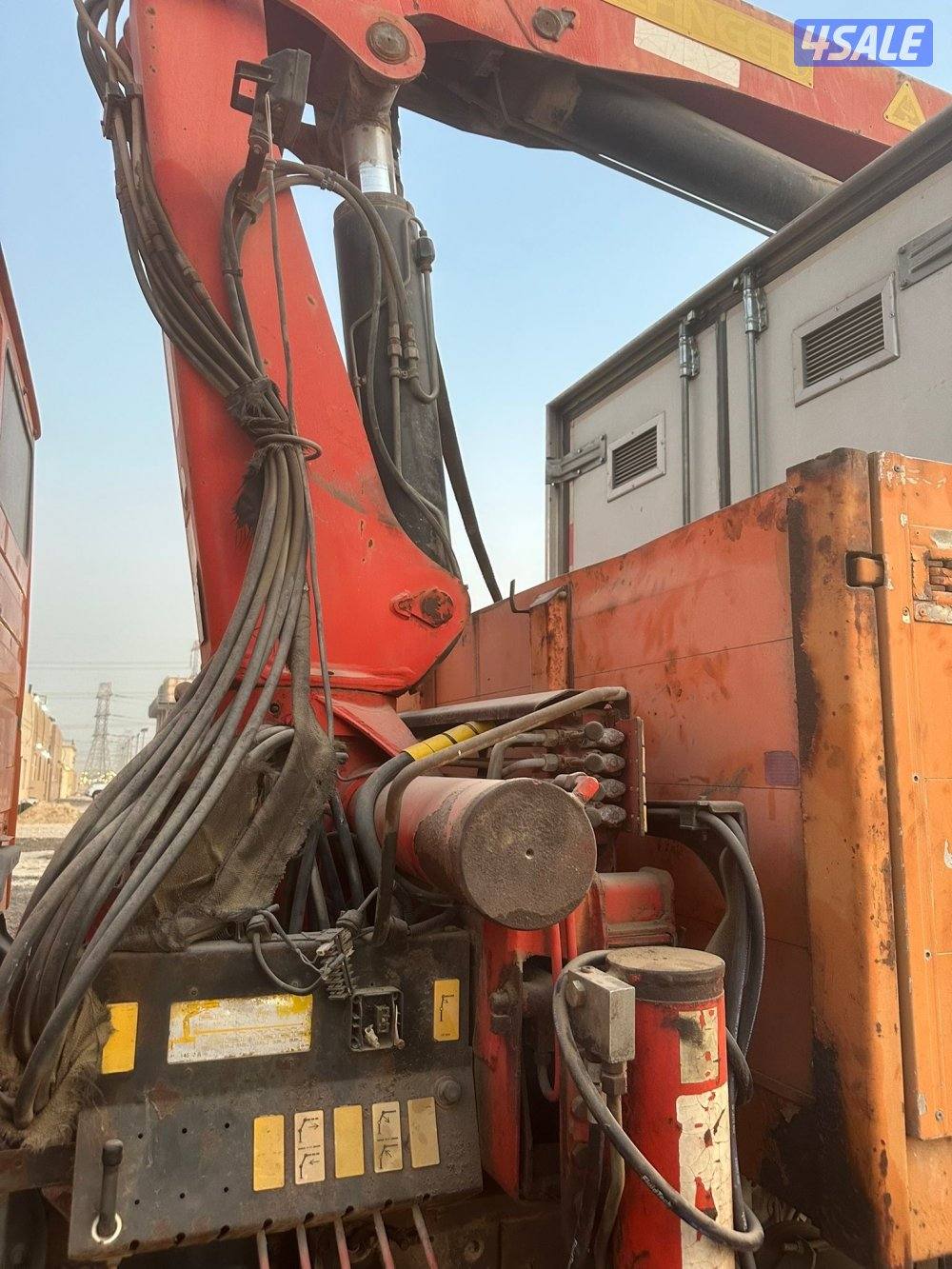 للبيع رافعه كرين ماركة بلفنجر PALFINGER حمولة 6 طن بحاله جيده شغال شر0