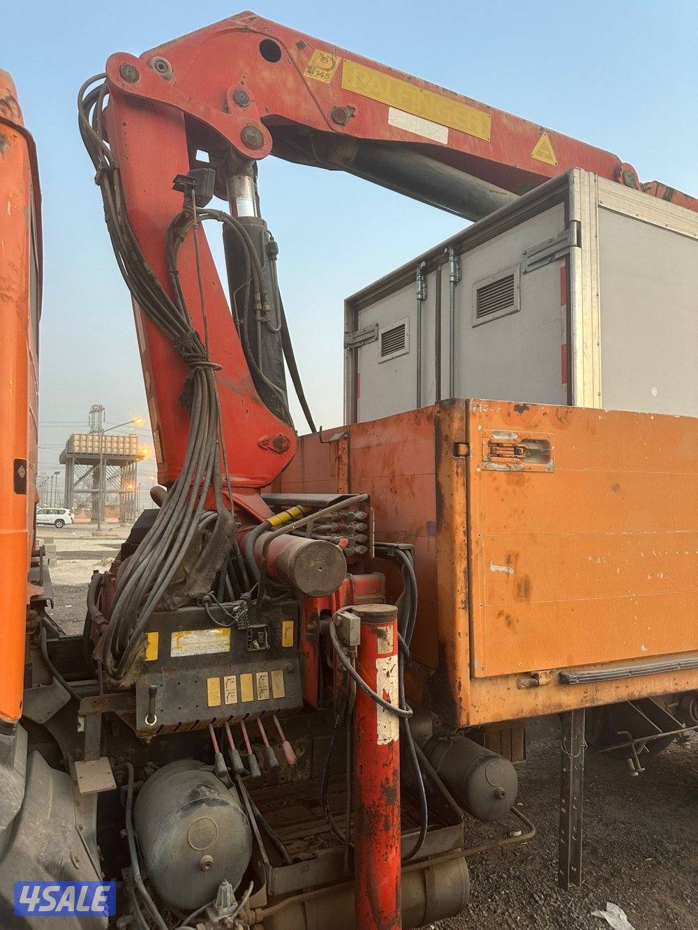 للبيع رافعه كرين ماركة بلفنجر PALFINGER حمولة 6 طن بحاله جيده شغال شر1