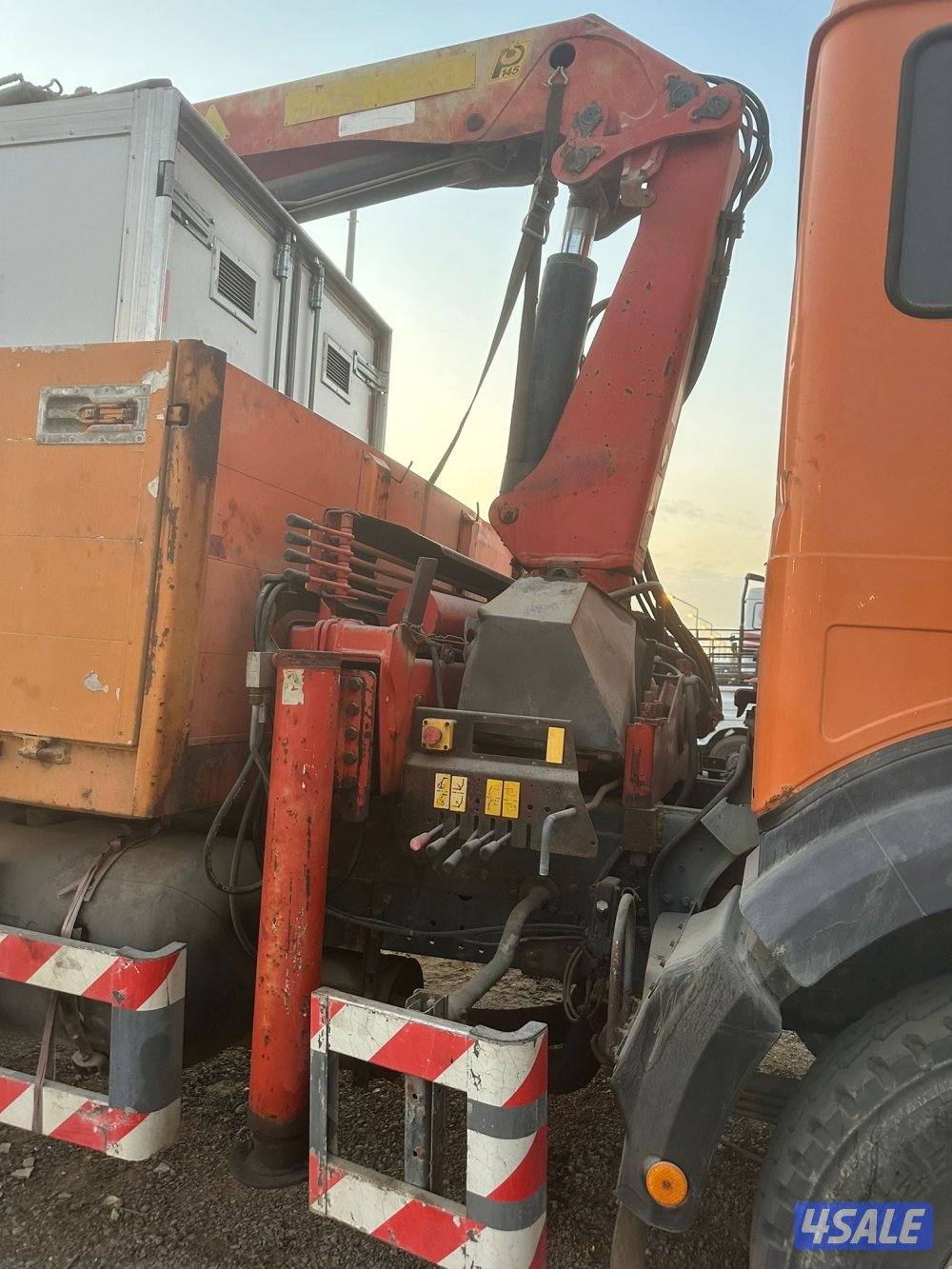 للبيع رافعه كرين ماركة بلفنجر PALFINGER حمولة 6 طن بحاله جيده شغال شر2