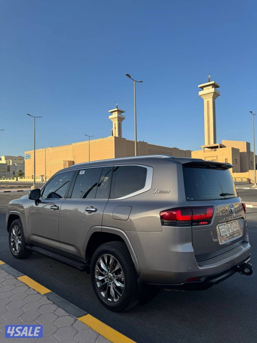 لاند كروزر VX عداد 75 الف صبغ الوكالة وارد الساير3