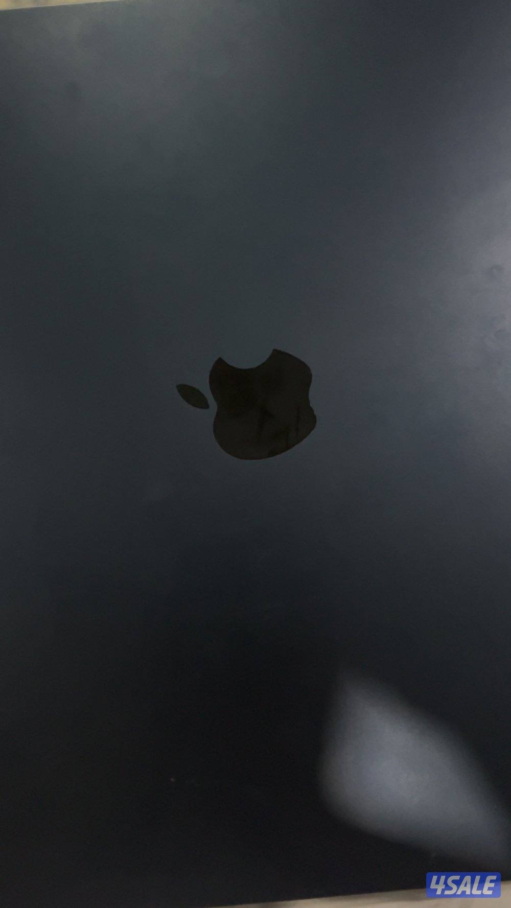 للبيع ماك بوك اير M2 ١٦ قيقا رام ٢٥٦ قيقابايت كرتونه معاه1