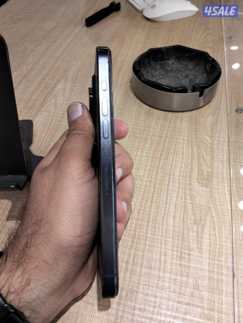 ايفون 15 برو ماكس مع كارتون 256 جيجا بطاريه 84 بالميه فقط مبدل بطاريه4