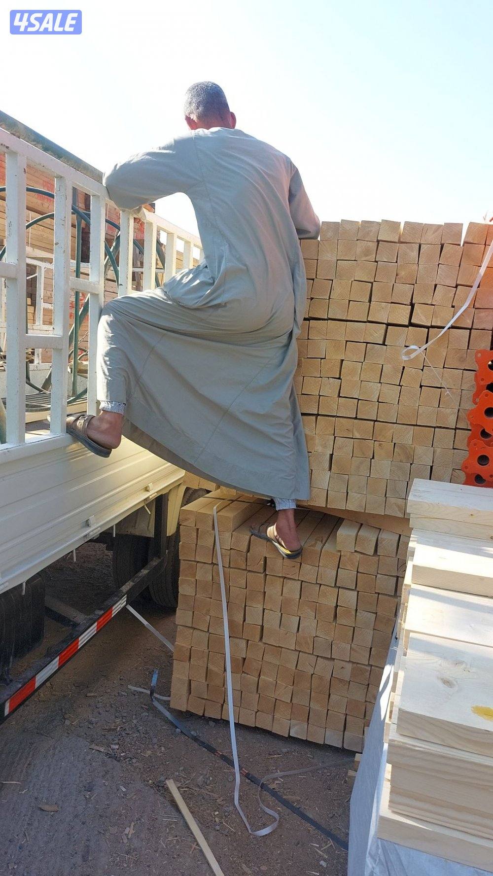 حفارة ركايز مع عامل تركيب اسوار المخيمات3