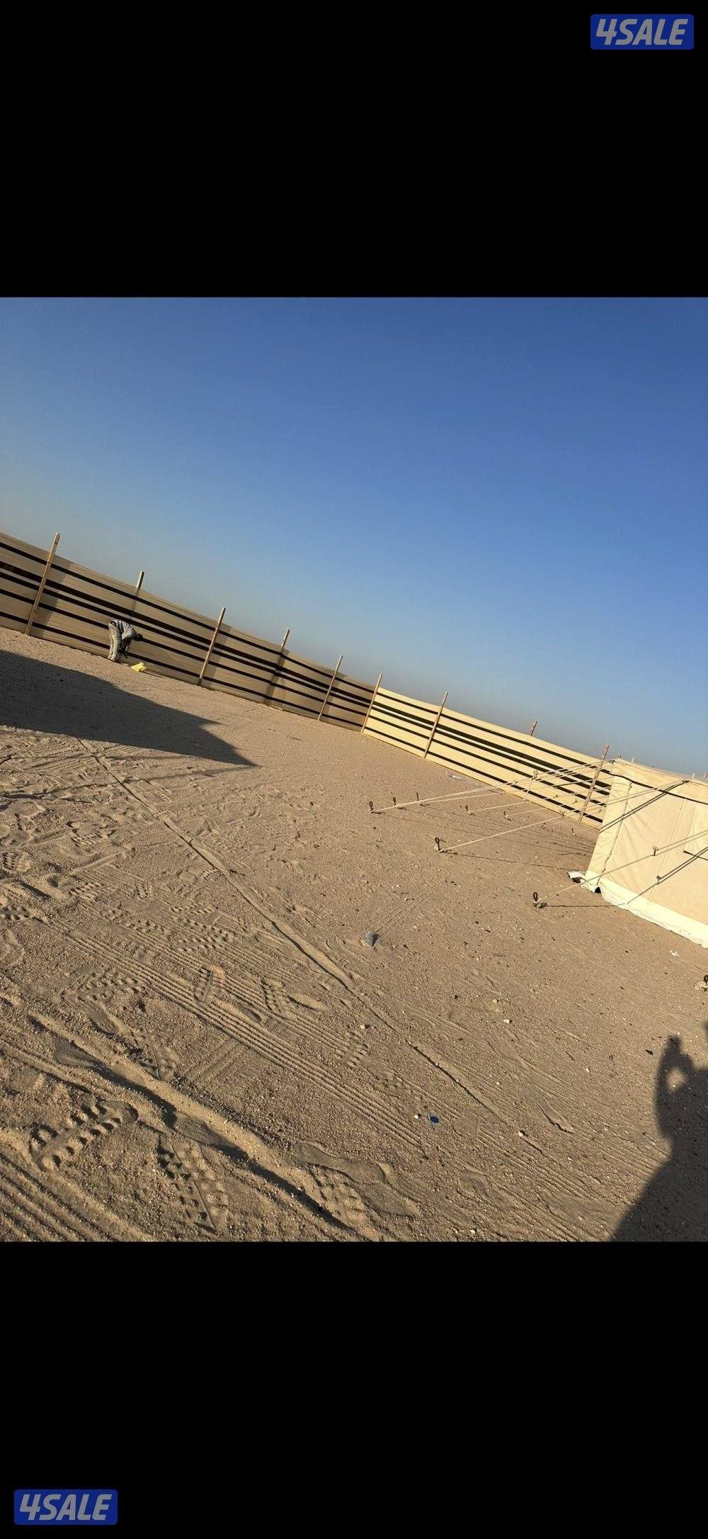 حفارة ركايز مع عامل تركيب اسوار المخيمات14