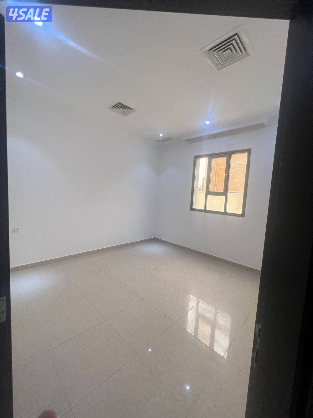 للايجار شقه بالصباحيه ارضيه مقابل المنقف قطعه15