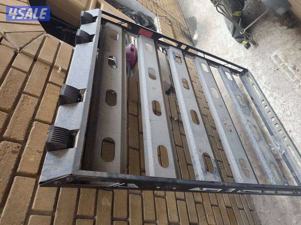 للبيع سله العرض ١٢٥ والطول ١٦٠ عليها اربع كشافات مع قواعدها2