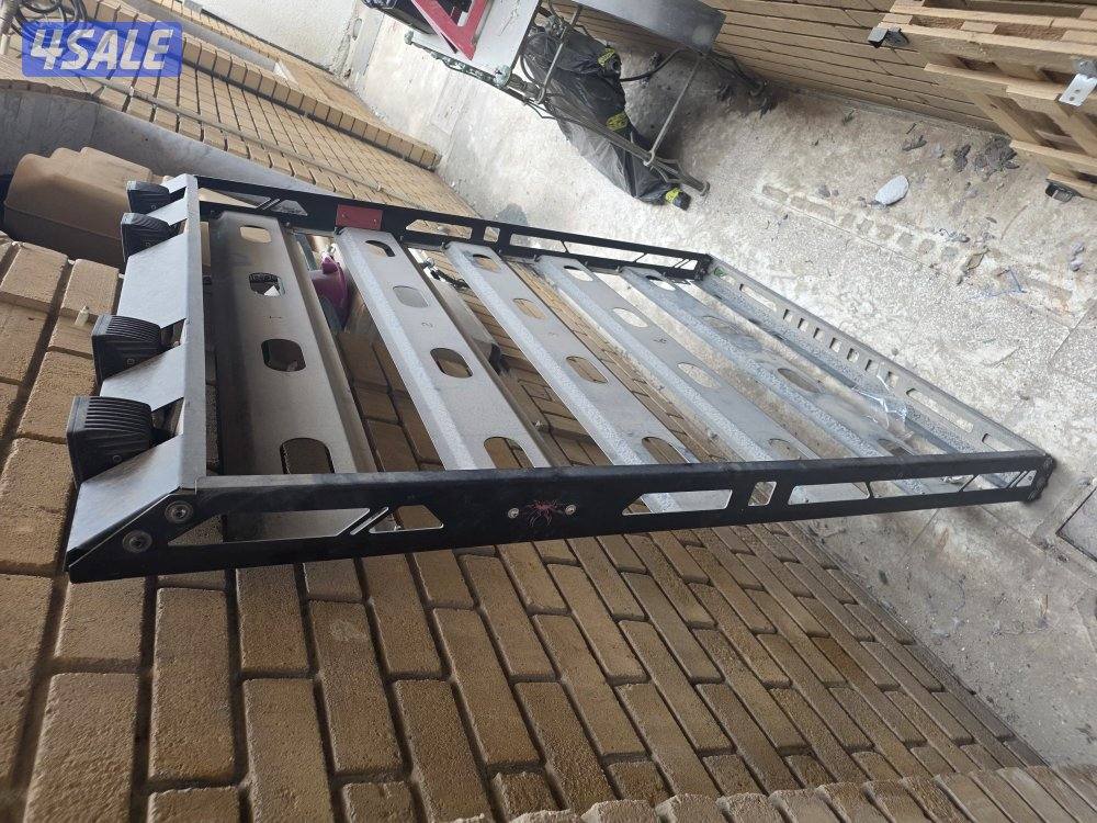 للبيع سله العرض ١٢٥ والطول ١٦٠ عليها اربع كشافات مع قواعدها3