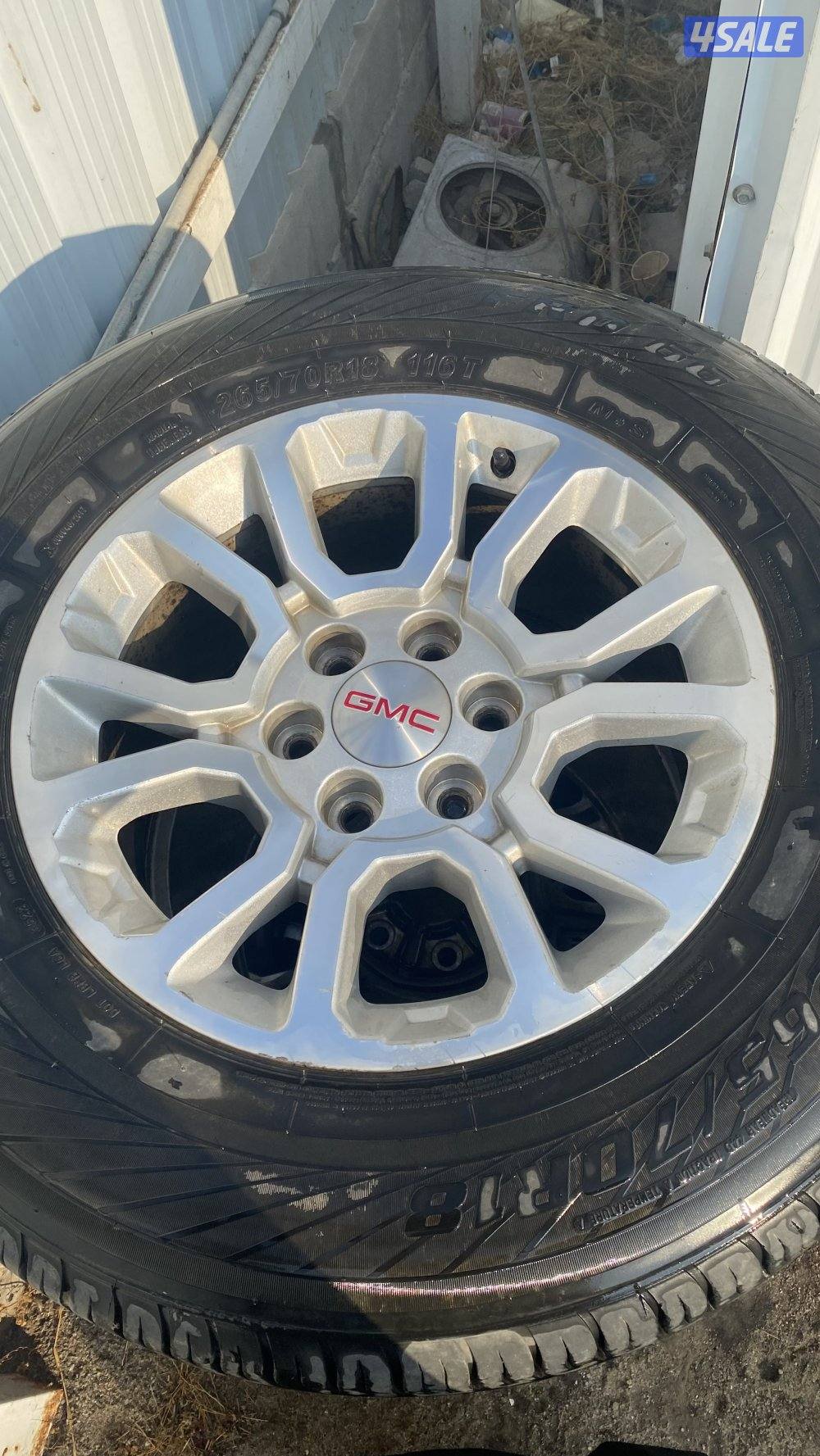 ٤رنقات يوكن ١٨ مع توايرها نظاف شرط لاقار ولا مخرطة والتواير فوق نص عمر1