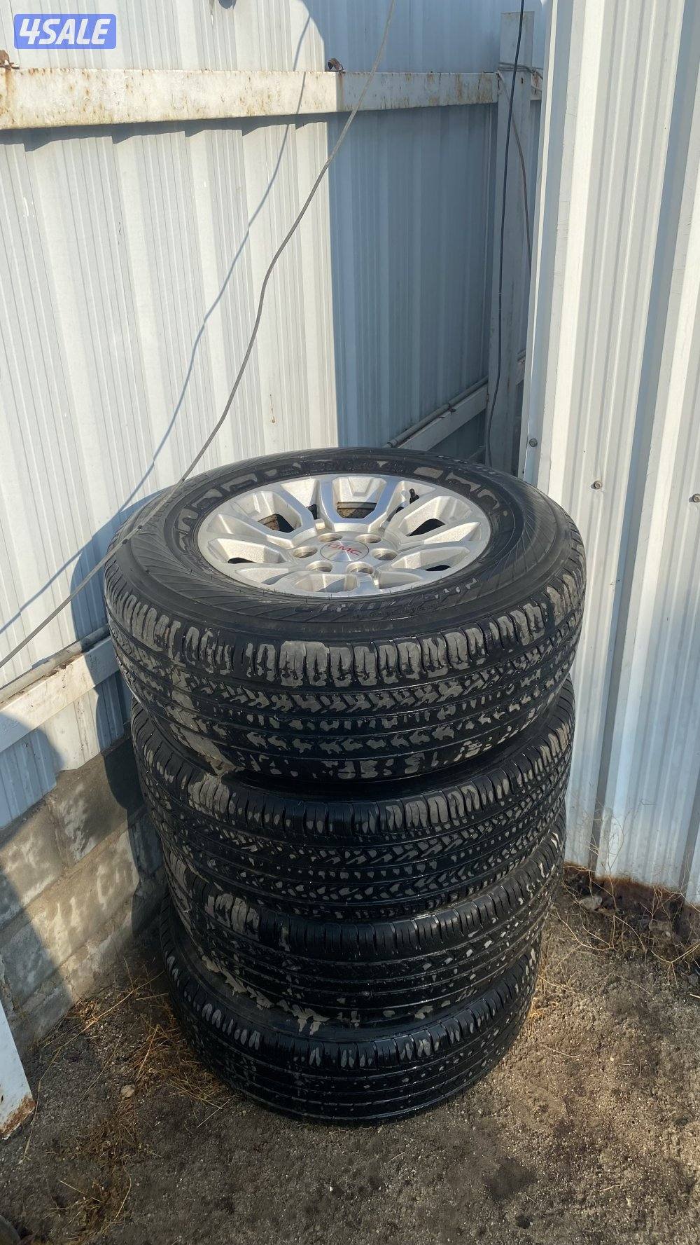 ٤رنقات يوكن ١٨ مع توايرها نظاف شرط لاقار ولا مخرطة والتواير فوق نص عمر2