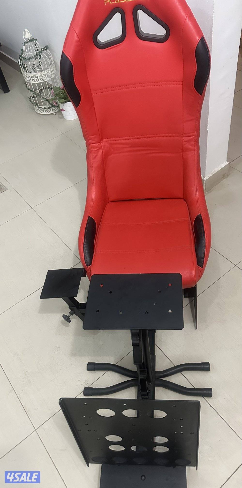 كرسي قيمنق احمر في مكان السكان والقير0