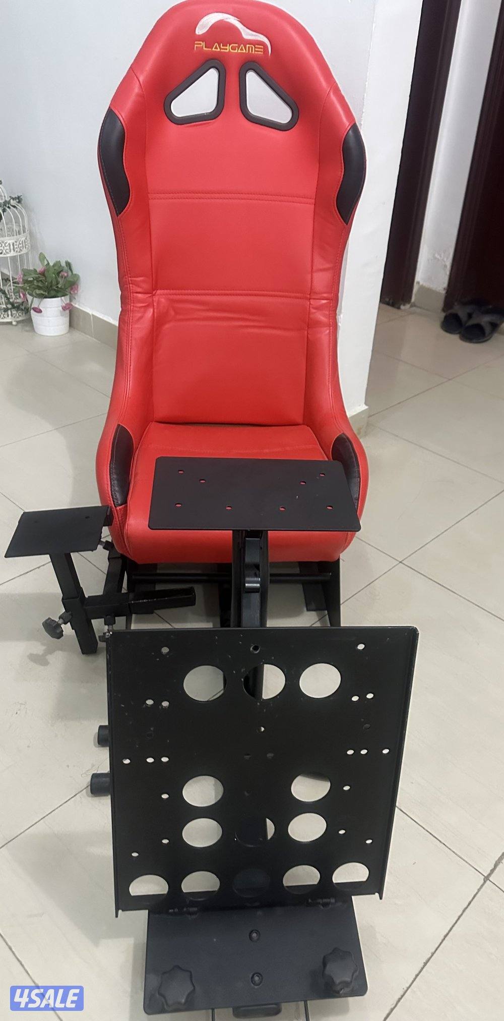 كرسي قيمنق احمر في مكان السكان والقير1