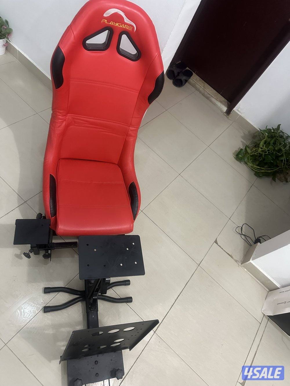 كرسي قيمنق احمر في مكان السكان والقير2