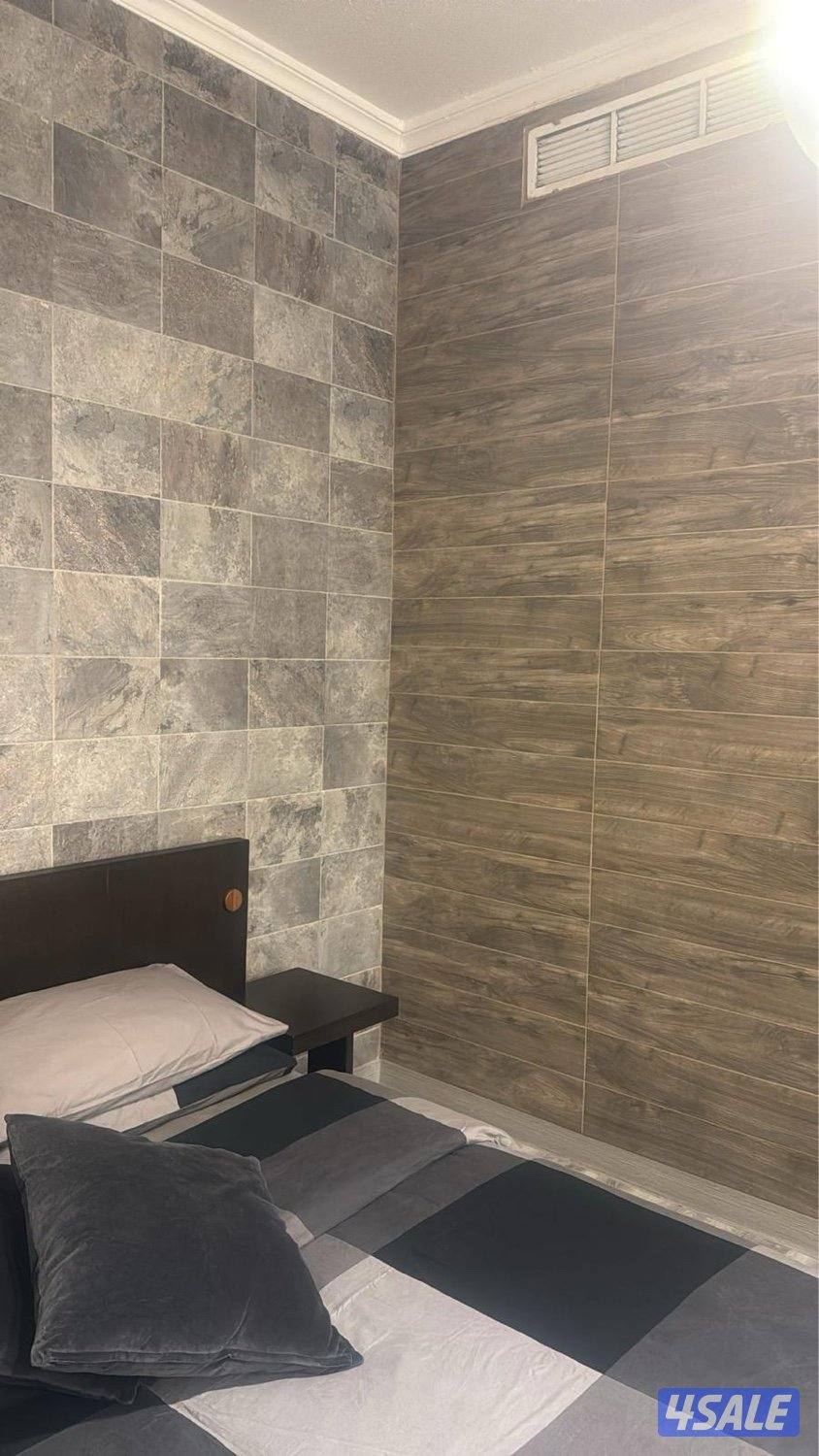 سرير زوجي مع طاولتين جانبيتين0