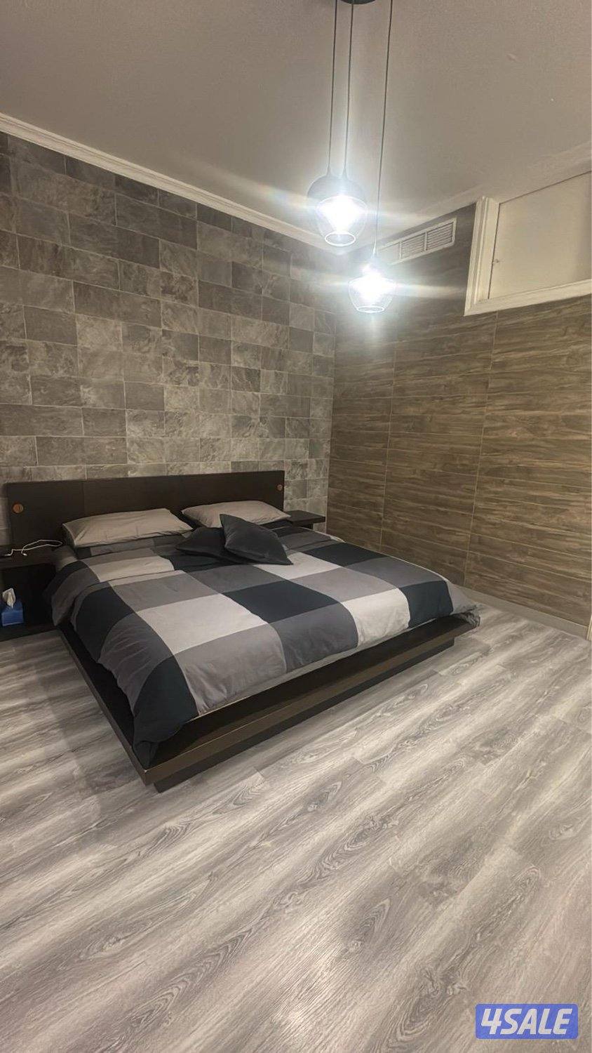 سرير زوجي مع طاولتين جانبيتين1