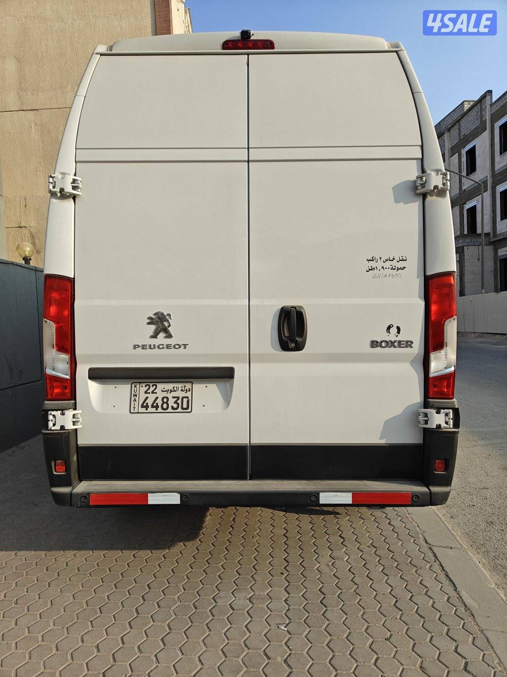 باص مقفل بيجو بوكسر موديل 2023 عداد 8700 شرط الفحص1